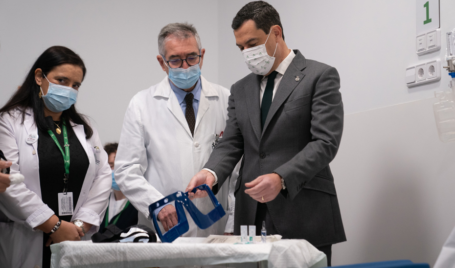 El presidente andaluz recibe las explicaciones de los profesionales sanitarios sobre el funcionamiento del nuevo Gammaknife. 