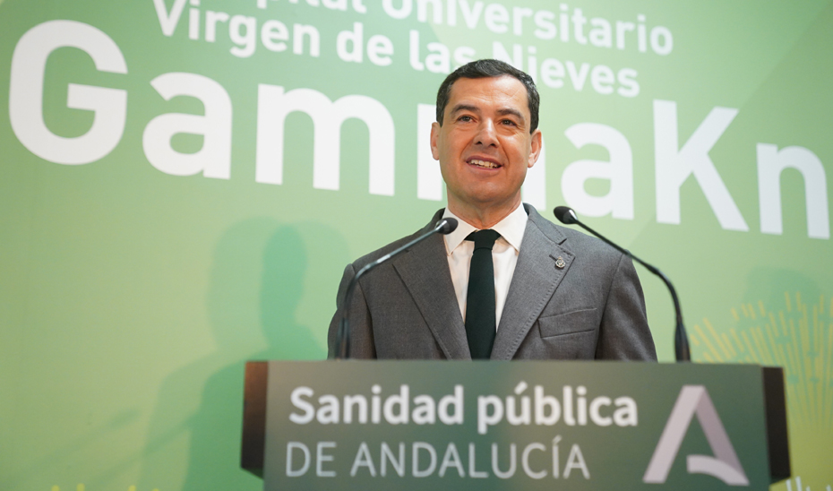 Intervención de Juanma Moreno durante la presentación del primer Gammaknife de la sanidad pública española en el Hospital Virgen de las Nieves.