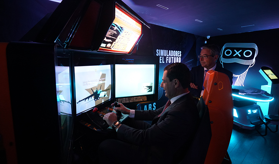 Juanma Moreno, junto a Francisco Salado, juega a un videojuego durante su recorrido por los espacios del nuevo museo malagueño.
