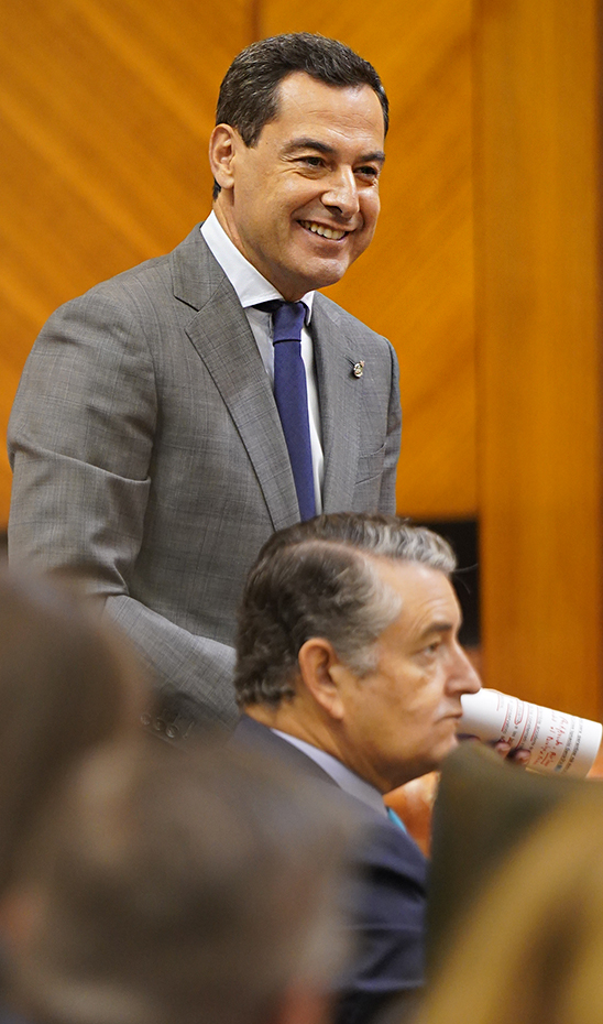 Moreno responde a las preguntas de los grupos parlamentarios en la Cámara andaluza.