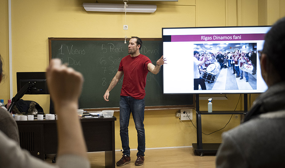 Uno de los alumnos de MasEle encargado de enseñar letón imparte su clase a un grupo.