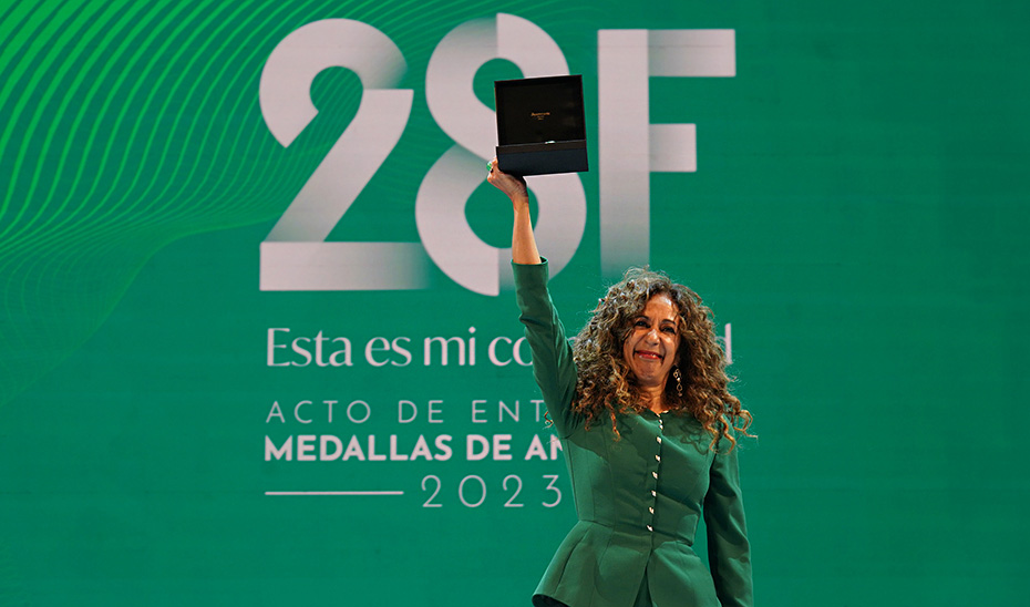Rosario Flores recoge, en nombre de su madre, Lola Flores, el título de Hija Predilecta de Andalucía, concedido a título póstumo.