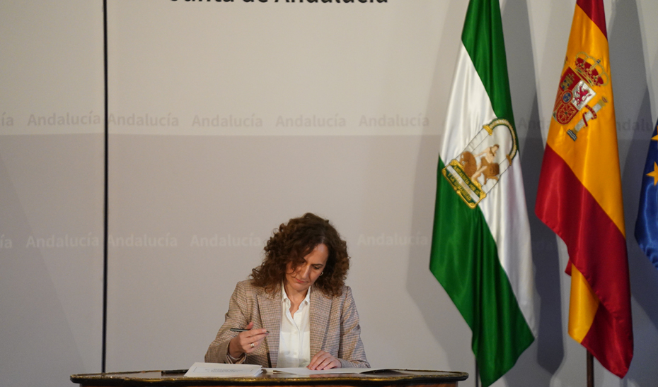 La secretaria general de Comisiones Obreras en Andalucía, Nuria López, durante la firma del acuerdo.