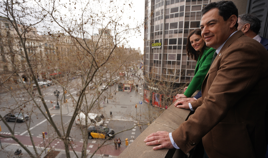 El presidente Moreno, en el balcón de la Delegación de Andalucía en Cataluña.
