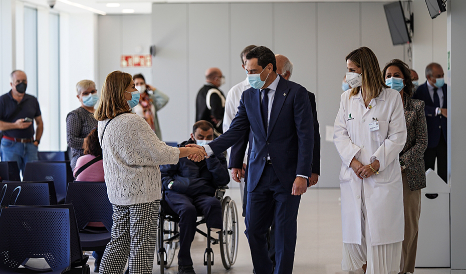 El presidente Moreno saluda a pacientes y familiares durante la inauguración del nuevo hospital de Sevilla.