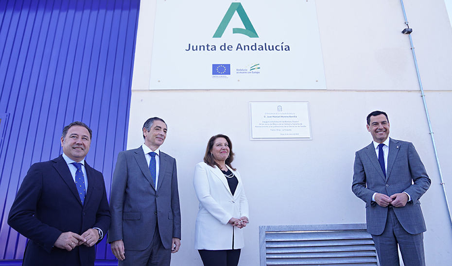 El presidente de la Junta de Andalucía, junto al resto de autoridades, tras el acto de inauguración de las nuevas instalaciones de la estación de bombeo, ubicadas en la localidad sevillana de Écija.
