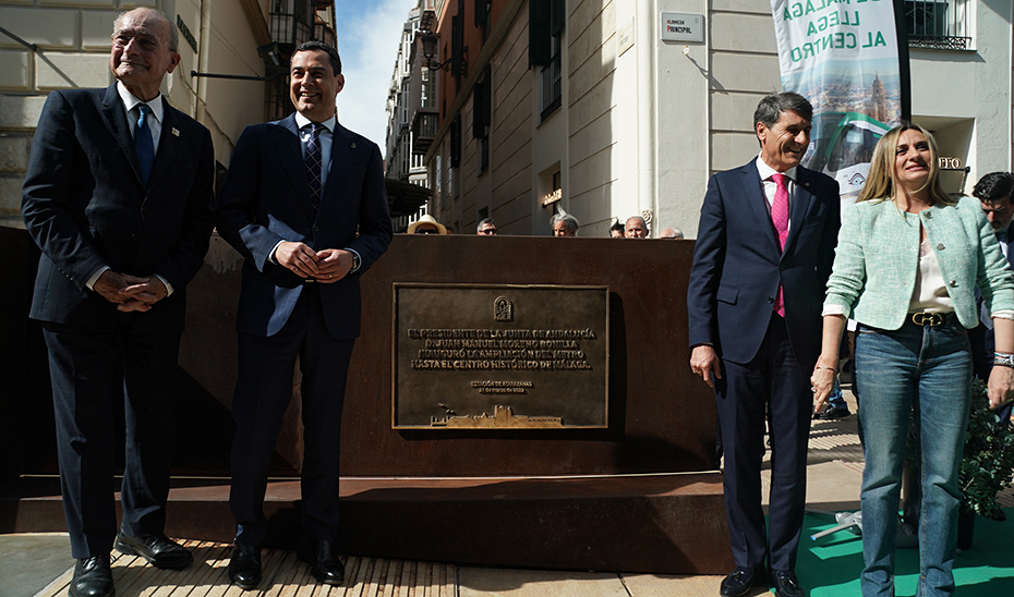 Moreno, con el resto de autoridades, junto a la placa conmemorativa del acto de inauguración de la ampliación del suburbano malagueño. 