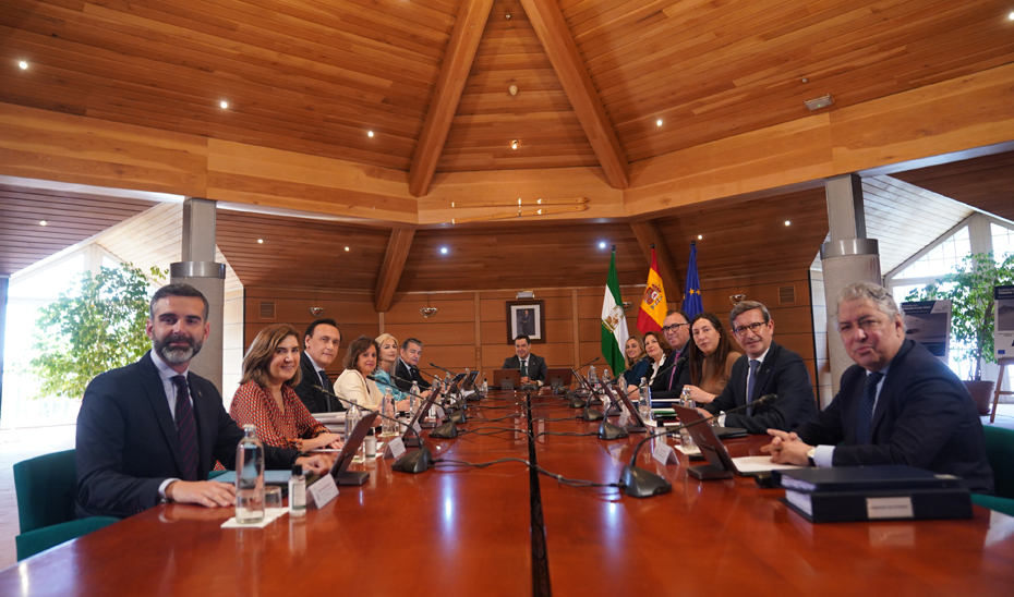 El presidente de la Junta, Juanma Moreno, presidió la reunión del Consejo de Gobierno que ha tenido lugar en Sierra Nevada (Granada).
