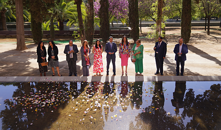 El presidente de la Junta, con las personalidades asistentes, junto al estanque de los jardines del Palacio de San Telmo.