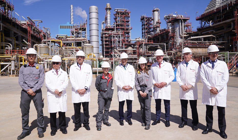 Juanma Moreno y el resto de la comitiva de autoridades y responsables de Cepsa, ante la planta de biocombustibles.