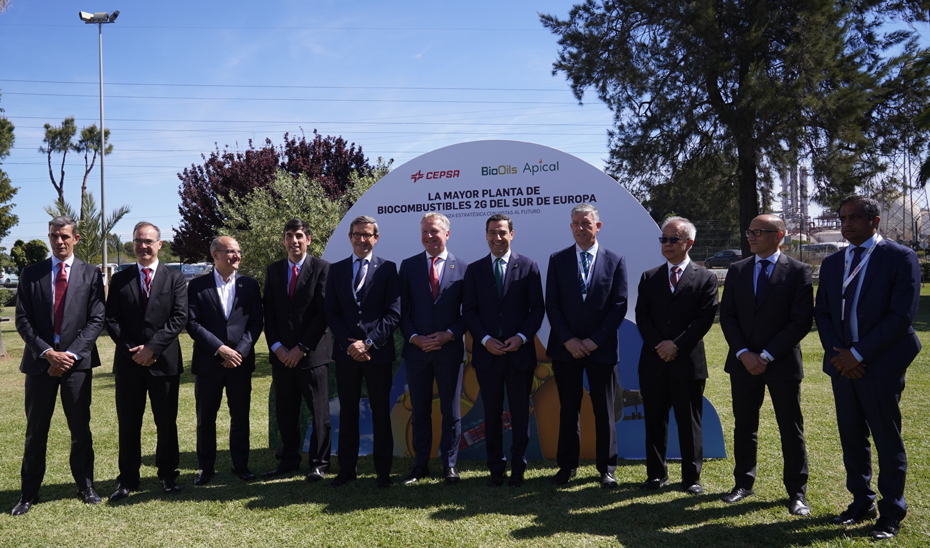 El presidente andaluz, acompañado de autoridades y responsables de la compañía, durante la visita.