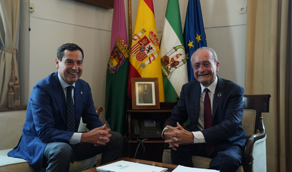 Juanma Moreno y Francisco de la Torre, durante el encuentro mantenido en el Ayuntamiento de Málaga.
