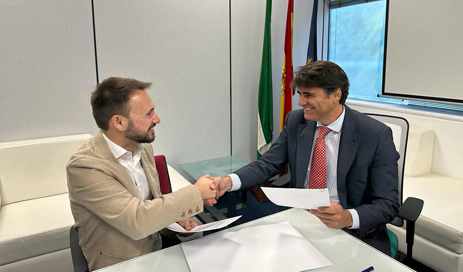 Un momento de la firma del convenio entre Daniel Escacena y Carlos Corrales.