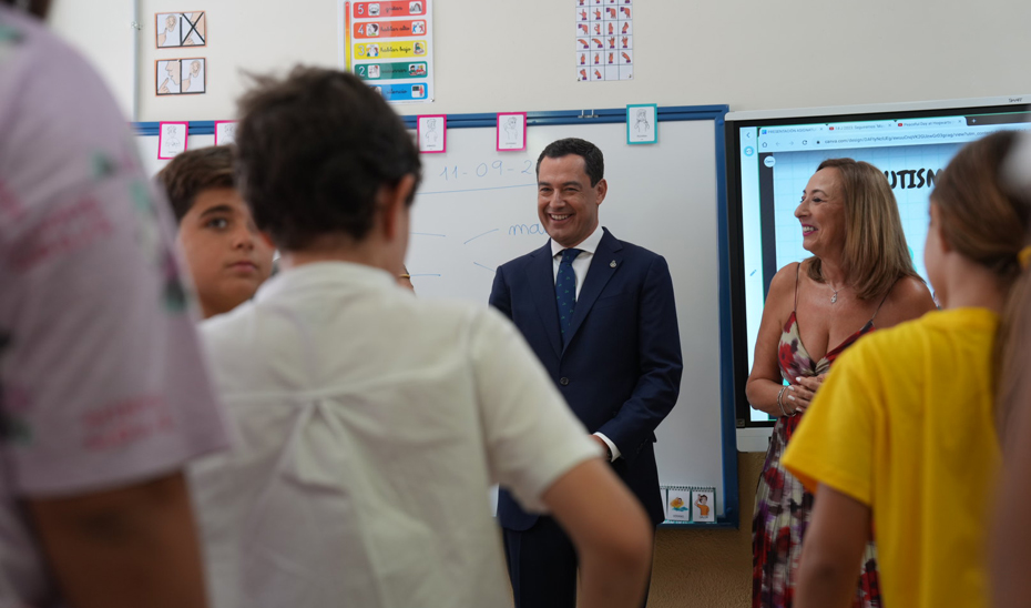Juanma Moreno visita un aula del Colegio de Educación Infantil y Primaria Cándido Nogales de Jaén.