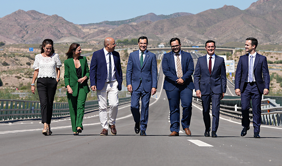 El presidente de la Junta camina, acompañado del resto de personalidades, por uno de los tramos recién estrenados.