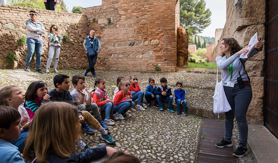 
			      Un grupo de escolares en una visita al Patronato de la Alhambra y el Generalife.			    
			  