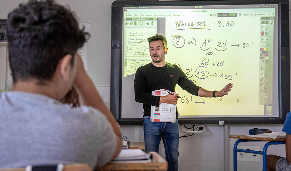 
			      Un profesor de Educación Secundaria Obligatoria, durante una clase con sus alumnos.			    
			  