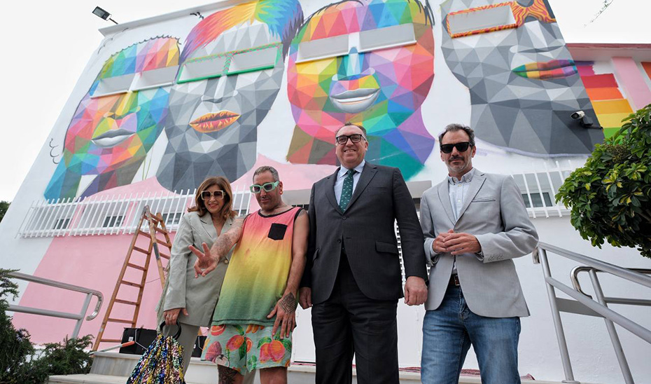 
			      Arturo Bernal ha visitado la instalación mural del artista Okuda en la fachada del Teatro Cánovas de Málaga.			    
			  