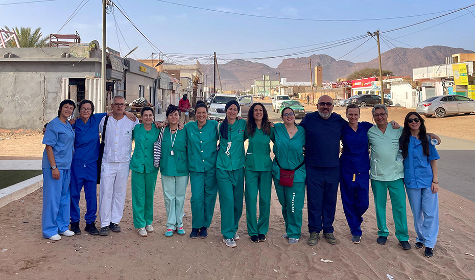 
			      Grupo de profesionales que participan en la \u0027XI Comisión Médica de Cooperación en Mauritania\u0027.			    
			  
