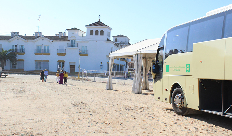 
			      Apeadero provisional de autobuses en El Rocío habilitado por el Consorcio de Transporte Metropolitano de la Costa de Huelva.			    
			  