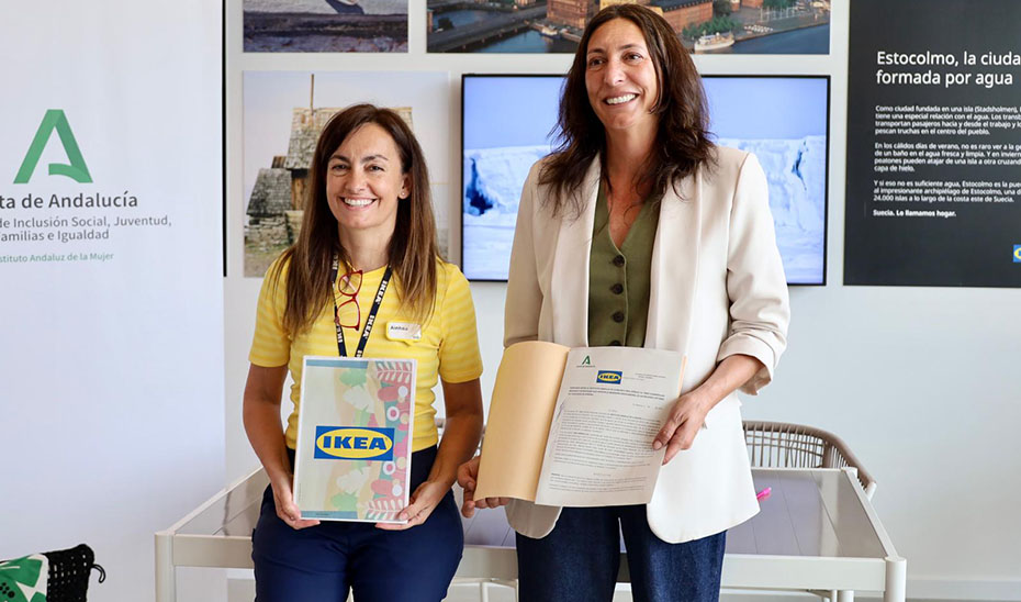 
			      La consejera de Inclusión Social, Loles López, y la directora en IKEA Murcia, Ainhoa Echavarri, tras la firma del convenio.			    
			  