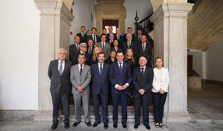 
			      El presidente de la Junta, Juanma Moreno, junto a los participantes en el encuentro anual de presidentes de los Tribunales Superiores de Justicia...
			  
