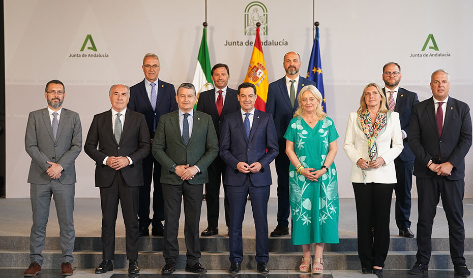 Moreno y alcaldes del Campo de Gibraltar piden que el acuerdo con Reino Unido recoja los intereses de Andalucía y la comarca 