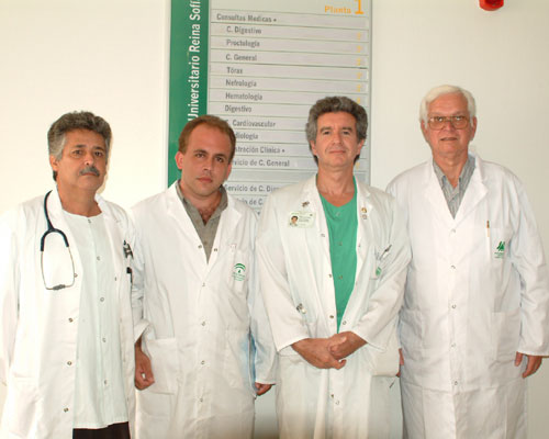 El dr. Salvatierra junto a médicos de Cuba