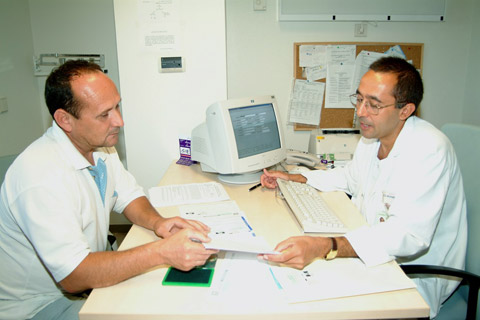 El dr. Antonio Hervás atendiendo en su consulta