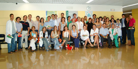 Foto de grupo de los residentes que terminan su formación en el hospital