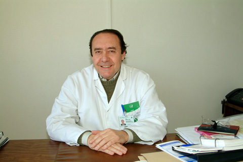 El jefe de servicio de Microbiología del Reina Sofía, Manuel Casal