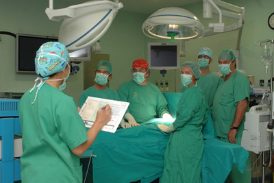 Los profesionales revisan el listado de verificación quirúrgica durante la intervención
