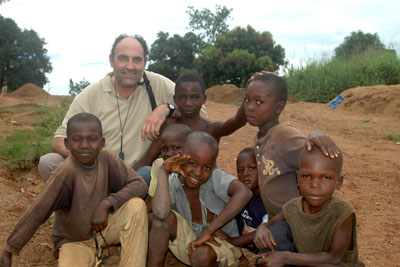 El doctor Díaz Iglesias con niños en Bangassou