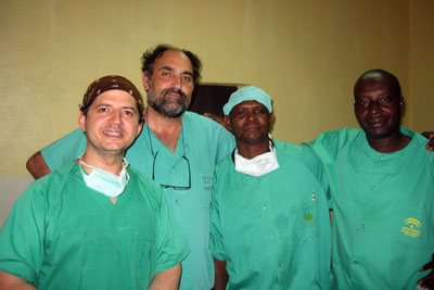 Los doctores Adame y Díaz con ayudantes de Bangassou