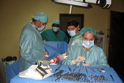 Profesionales trabajando en el quirófano del país centroafricano