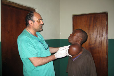 El doctor Iglesias observa a un paciente con bocio 