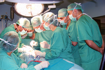 Los cirujanos pediátricos durante una de las intervenciones desarrolladas en el marco de este curso práctico.