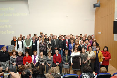 La delegada de Salud, el gerente y directivos del hospital junto a los profesionales jubilados durante 2009