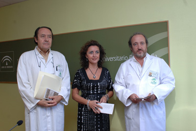 El doctor Casal junto a la delegada de Salud y el gerente del hospital