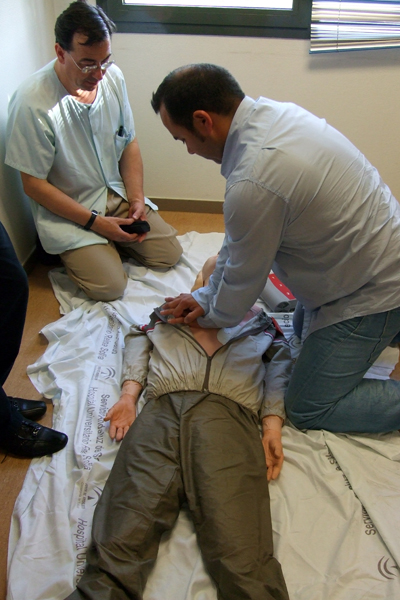 Uno de los asistentes realiza las maniobras de resucitación cardiopulmonar aprendidas.