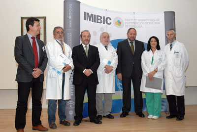 En la imagen, el gerente del hospital con responsables e investigadores del IMIBIC. 