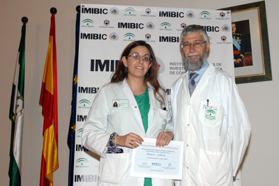 El Dr. Pérez Jiménez con uno de los premiados. 