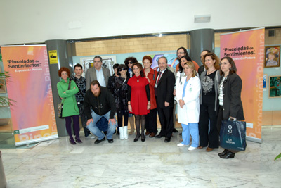 La delegada de Salud con profesionales del hospital y algunos de los pacientes que participan en la muestra