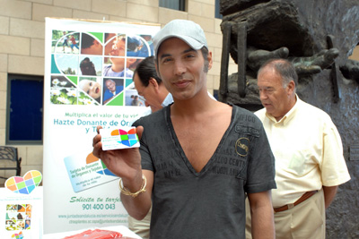 El artista muestra el carné de donante. 