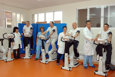 Profesionales de la unidad y pacientes realizando ejercicio.