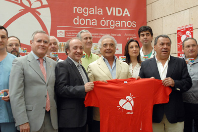 Rafael Ruiz y Antonio Romero, con profesionales del hospital y representantes de hermandades y cofradías. 