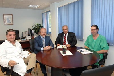 El doctor Morales con el gerente y profesionales del hospital.