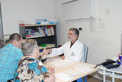 El doctor Cañadillas atiende a un paciente en la consulta de epilepsia