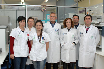 El doctor Peña, en el centro, junto a su equipo de investigadores en el Laboratorio de Inmunología