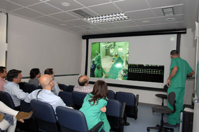 Cardiólogos andaluces siguen las intervenciones realizadas por los especialistas del Hospital Reina Sofía.